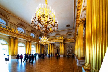 SAINT PETERSBURG, RUSSIA - 30 Nisan 2019: Devlet Hermitage Sanat ve Kültür Müzesi. Dünyanın en eski müzelerinden biri olan müze 1764 yılında Catherine Great tarafından kurulmuştur.: