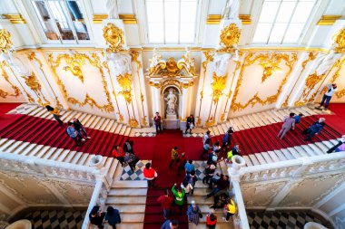 SAINT PETERSBURG, RUSSIA - 30 Nisan 2019: Devlet Hermitage Sanat ve Kültür Müzesi. Dünyanın en eski müzelerinden biri olan müze 1764 yılında Catherine Great tarafından kurulmuştur.: