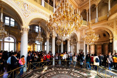 SAINT PETERSBURG, RUSSIA - 30 Nisan 2019: Devlet Hermitage Sanat ve Kültür Müzesi. Dünyanın en eski müzelerinden biri olan müze 1764 yılında Catherine Great tarafından kurulmuştur.: