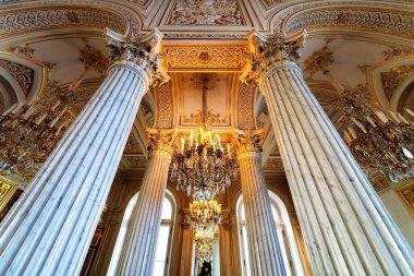 SAINT PETERSBURG, RUSSIA - 30 Nisan 2019: Devlet Hermitage Sanat ve Kültür Müzesi. Dünyanın en eski müzelerinden biri olan müze 1764 yılında Catherine Great tarafından kurulmuştur.: