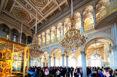 SAINT PETERSBURG, RUSSIA - 30 Nisan 2019: Devlet Hermitage Sanat ve Kültür Müzesi. Dünyanın en eski müzelerinden biri olan müze 1764 yılında Catherine Great tarafından kurulmuştur.: