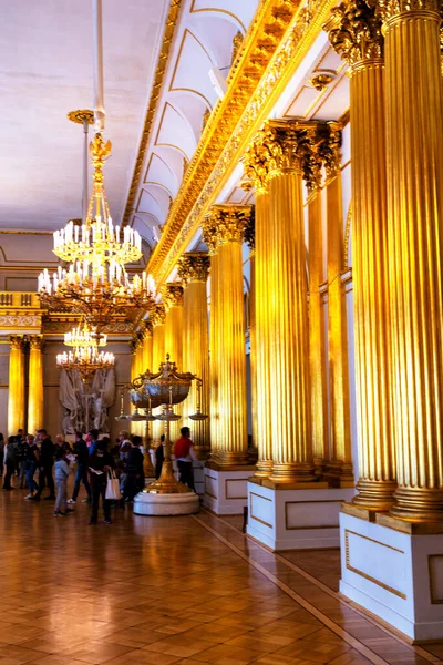 SAINT PETERSBURG, RUSSIA - 30 Nisan 2019: Devlet Hermitage Sanat ve Kültür Müzesi. Dünyanın en eski müzelerinden biri olan müze 1764 yılında Catherine Great tarafından kurulmuştur.: