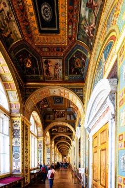 SAINT PETERSBURG, RUSSIA - 30 Nisan 2019: Devlet Hermitage Sanat ve Kültür Müzesi. Dünyanın en eski müzelerinden biri olan müze 1764 yılında Catherine Great tarafından kurulmuştur.: