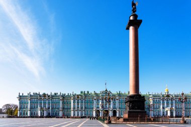 SANKT PETERSBURG, RUSSIA - 1 Mayıs 2019: Saint Petersburg, Rusya 'daki Kış Sarayı manzarası. İçinde Hermitage Müzesi var.