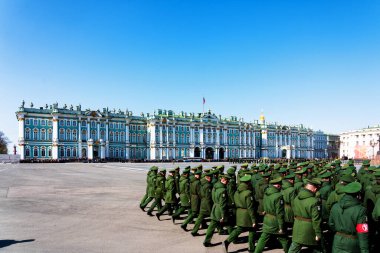 SAINT PETERSBURG, RUSSIA - 1 Mayıs 2019: Rus askerleri 9 Mayıs 'taki Ulusal Zafer Günü' nden önce hazırlık ve uygulama yapıyorlar. Hermitage Müzesi önünde çekilmiştir..