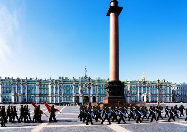 SAINT PETERSBURG, RUSSIA - 1 Mayıs 2019: Rus askerleri 9 Mayıs 'taki Ulusal Zafer Günü' nden önce hazırlık ve uygulama yapıyorlar. Hermitage Müzesi önünde çekilmiştir..