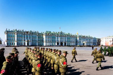 SAINT PETERSBURG, RUSSIA - 1 Mayıs 2019: Rus askerleri 9 Mayıs 'taki Ulusal Zafer Günü' nden önce hazırlık ve uygulama yapıyorlar. Hermitage Müzesi önünde çekilmiştir..