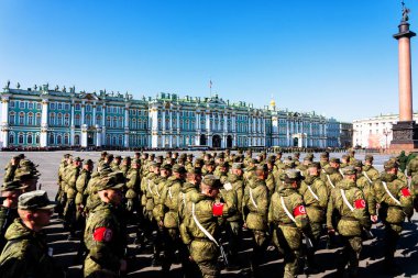 SAINT PETERSBURG, RUSSIA - 1 Mayıs 2019: Rus askerleri 9 Mayıs 'taki Ulusal Zafer Günü' nden önce hazırlık ve uygulama yapıyorlar. Hermitage Müzesi önünde çekilmiştir..