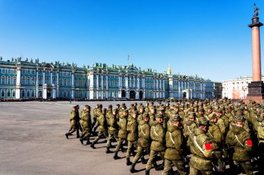 SAINT PETERSBURG, RUSSIA - 1 Mayıs 2019: Rus askerleri 9 Mayıs 'taki Ulusal Zafer Günü' nden önce hazırlık ve uygulama yapıyorlar. Hermitage Müzesi önünde çekilmiştir..