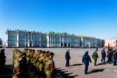 SAINT PETERSBURG, RUSSIA - 1 Mayıs 2019: Rus askerleri 9 Mayıs 'taki Ulusal Zafer Günü' nden önce hazırlık ve uygulama yapıyorlar. Hermitage Müzesi önünde çekilmiştir..