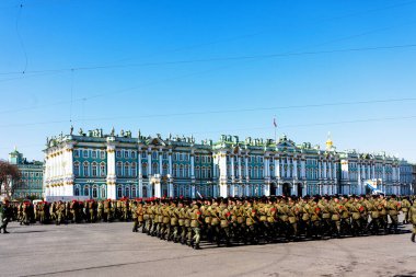 SAINT PETERSBURG, RUSSIA - 1 Mayıs 2019: Rus askerleri 9 Mayıs 'taki Ulusal Zafer Günü' nden önce hazırlık ve uygulama yapıyorlar. Hermitage Müzesi önünde çekilmiştir..