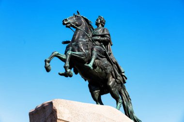 SANKT PETERSBURG, RUSSIA - 29 Nisan 2019: Rusya 'nın St. Petersburg kentindeki Senato Meydanı' nda Bronz Atlı (Büyük Peter Anıtı). Açılışı 7 Ağustos 1782 'de yapıldı.