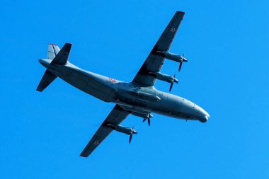 SAINT-PETERSBURG, RUSSIA - 30 Nisan 2019: Rusya Hava Kuvvetleri yük uçağı Antonov An-12.