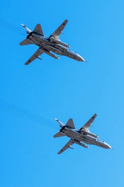 MOSCOW, RUSSIA - 4 Mayıs 2019: Sukhoi Su-24 savaş uçakları Zafer Günü (Den Pobedy) hava gösterisine hazırlanıyor