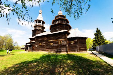 YURIEVO, RUSSIA - 1 Mayıs 2019: Vitoslavlitsy ahşap mimari miras parkı, antika bina açık hava müzesi, Veliky Novgorod, Rusya