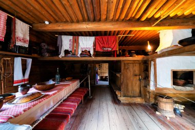 YURIEVO VILLAGE, VELIKY NOVGOROD, RUSSIA - 1 Mayıs 2019: Myachino Gölü ve Volkhov Nehri yakınlarındaki Vitoslavlitsy 'deki ahşap mimari açık hava müzesinin içi.