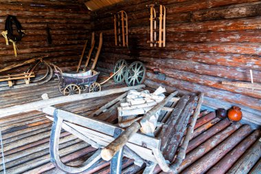 YURIEVO VILLAGE, VELIKY NOVGOROD, RUSSIA - 1 Mayıs 2019: Myachino Gölü ve Volkhov Nehri yakınlarındaki Vitoslavlitsy 'deki ahşap mimari açık hava müzesinin içi.