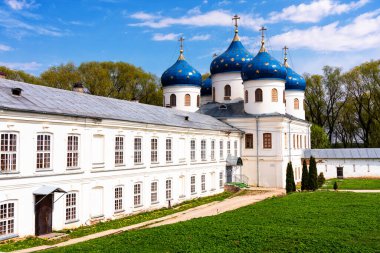 Veliky Novgorod, Rusya 'daki Aziz George Manastırı. Ilmen Gölü yakınlarındaki Volkhov Nehri 'nin kaynağında yer alıyor..