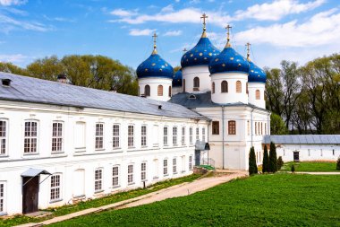 Veliky Novgorod, Rusya 'daki Aziz George Manastırı. Ilmen Gölü yakınlarındaki Volkhov Nehri 'nin kaynağında yer alıyor..