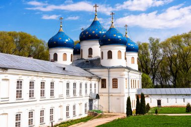 Veliky Novgorod, Rusya 'daki Aziz George Manastırı. Ilmen Gölü yakınlarındaki Volkhov Nehri 'nin kaynağında yer alıyor..