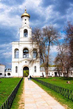 Veliky Novgorod, Rusya 'daki Aziz George Manastırı. Ilmen Gölü yakınlarındaki Volkhov Nehri 'nin kaynağında yer alıyor..