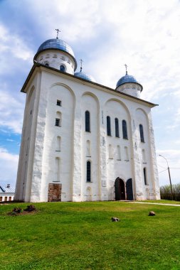 Veliky Novgorod, Rusya 'daki Aziz George Manastırı. Ilmen Gölü yakınlarındaki Volkhov Nehri 'nin kaynağında yer alıyor..