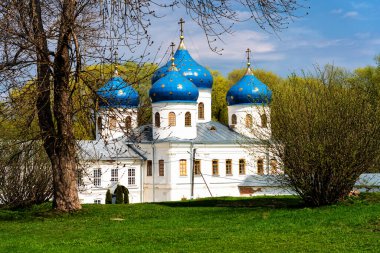 Veliky Novgorod, Rusya 'daki Aziz George Manastırı. Ilmen Gölü yakınlarındaki Volkhov Nehri 'nin kaynağında yer alıyor..