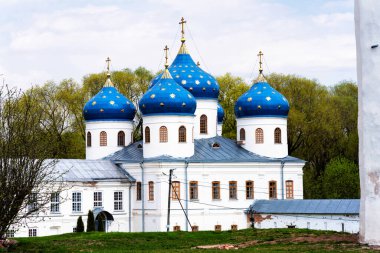 Veliky Novgorod, Rusya 'daki Aziz George Manastırı. Ilmen Gölü yakınlarındaki Volkhov Nehri 'nin kaynağında yer alıyor..