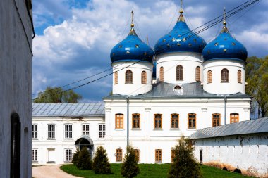 Veliky Novgorod, Rusya 'daki Aziz George Manastırı. Ilmen Gölü yakınlarındaki Volkhov Nehri 'nin kaynağında yer alıyor..