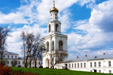 Veliky Novgorod, Rusya 'daki Aziz George Manastırı. Ilmen Gölü yakınlarındaki Volkhov Nehri 'nin kaynağında yer alıyor..
