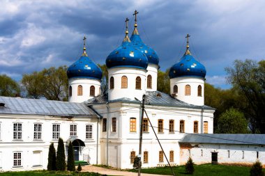 Veliky Novgorod, Rusya 'daki Aziz George Manastırı. Ilmen Gölü yakınlarındaki Volkhov Nehri 'nin kaynağında yer alıyor..