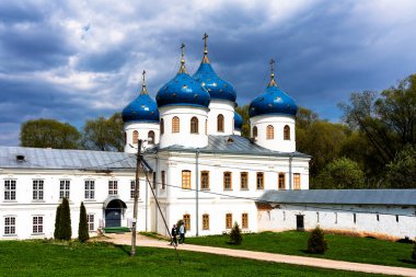 Veliky Novgorod, Rusya 'daki Aziz George Manastırı. Ilmen Gölü yakınlarındaki Volkhov Nehri 'nin kaynağında yer alıyor..