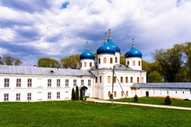 Veliky Novgorod, Rusya 'daki Aziz George Manastırı. Ilmen Gölü yakınlarındaki Volkhov Nehri 'nin kaynağında yer alıyor..