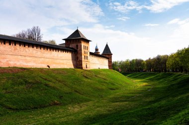 Veliky Novgorod, Rusya 'daki Aziz George Manastırı. Ilmen Gölü yakınlarındaki Volkhov Nehri 'nin kaynağında yer alıyor..