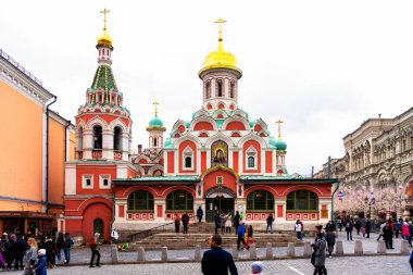MOSCOW, RUSSIA - 3 Mayıs 2019: Kazan Katedrali - Kızıl Meydan 'daki Rus Ortodoks Kilisesi, altın kubbelerle kaplı