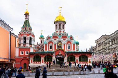 MOSCOW, RUSSIA - 3 Mayıs 2019: Kazan Katedrali - Kızıl Meydan 'daki Rus Ortodoks Kilisesi, altın kubbelerle kaplı