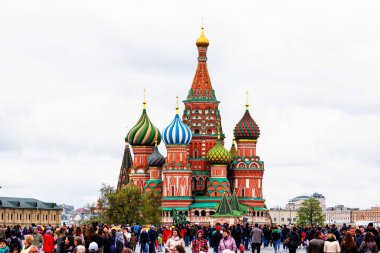 MOSCOW, Rusya - 4 Mayıs 2019: St. Moskova, Rusya 'daki Kızıl Meydan' daki Basil Katedrali