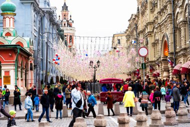MOSCOW, RUSSIA - 4 Mayıs 2019: Kızıl Meydan yakınlarındaki popüler turizm merkezindeki yaya Nikolskaya Caddesi