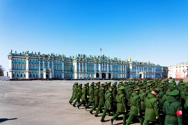 SAINT PETERSBURG, RUSSIA - 1 Mayıs 2019: Rus askerleri 9 Mayıs 'taki Ulusal Zafer Günü' nden önce hazırlık ve uygulama yapıyorlar. Hermitage Müzesi önünde çekilmiştir..