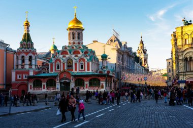MOSCOW, RUSSIA - 3 Mayıs 2019: Kazan Katedrali - Kızıl Meydan 'daki Rus Ortodoks Kilisesi, altın kubbelerle kaplı