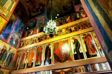 Moskova, Rusya - 4 Mayıs 2019 Uspenski Katedrali Rusya 'daki Moskova Kremlin Katedrali' nin Büyük Kremlin Sarayı ile Büyük Çan Kulesi arasında yer almaktadır..