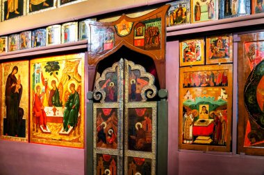 Moskova, Rusya - 4 Mayıs 2019 Uspenski Katedrali Rusya 'daki Moskova Kremlin Katedrali' nin Büyük Kremlin Sarayı ile Büyük Çan Kulesi arasında yer almaktadır..