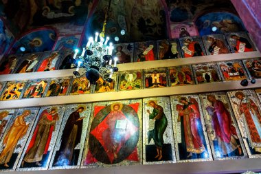 Moskova, Rusya - 4 Mayıs 2019 Uspenski Katedrali Rusya 'daki Moskova Kremlin Katedrali' nin Büyük Kremlin Sarayı ile Büyük Çan Kulesi arasında yer almaktadır..