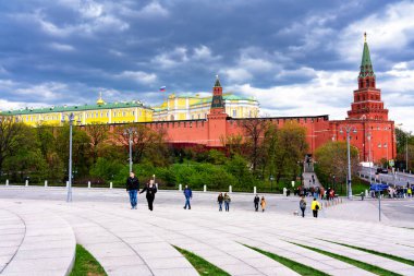 MOSCOW, RUSSIA - 3 Mayıs 2019: Rusya Federasyonu 'nun bayrağı çatıda Moskova Kremlin kulelerine karşı siyah, bulutlu ve fırtınalı arka planda dalgalanan Grand Kremlin Sarayı