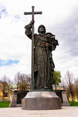 MOSCOW, Rusya 3 Mayıs 2019 Moskova Kremlin, Rusya 'dan Büyük Prens Vladimir' in Anıtı. Moskova 'daki Aziz Vladimir' in modern büyük heykeli..