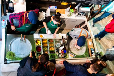 MOSCOW, RUSSIA - 3 Mayıs 2019: Uluslararası mutfağı ziyaretçiler için satan ve hazırlayan yerel tüccarlarla yemek salonu.