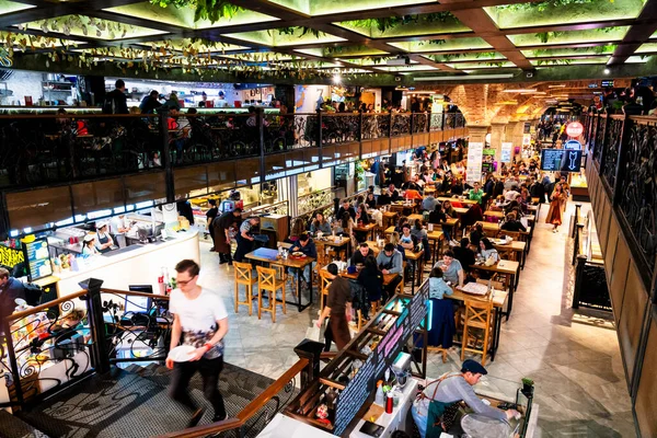 MOSCOW, RUSSIA - 3 Mayıs 2019: Uluslararası mutfağı ziyaretçiler için satan ve hazırlayan yerel tüccarlarla yemek salonu.