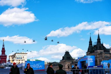 MOSCOW, RUSSIA - 9 Mayıs 2019: dünyanın en büyük çok delikli nakliye helikopteri Mi-26. Zafer Geçidi 'nin havacılık bölümü (Den Pobedy)
