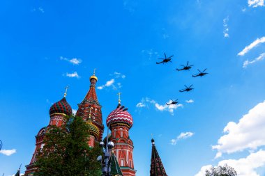 MOSCOW, RUSSIA - 9 Mayıs 2019: dünyanın en büyük çok delikli nakliye helikopteri Mi-28. Zafer Geçidi 'nin (Den Pobedy) havacılık bölümü. Kızıl Meydan ve St. üzerinde uçuş Fesleğen Katedrali.