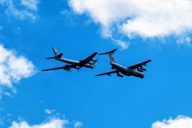 Moskova, Rusya - Mayıs 2019: Hava tankeri Ilyushin IL-78 Midas ve turboprop motorlu bombardıman uçağı Tu-95 Bear, 2. Dünya Savaşı 'nda Zafer Yürüyüşü' nde yakıt ikmali simülasyonu yaptı.